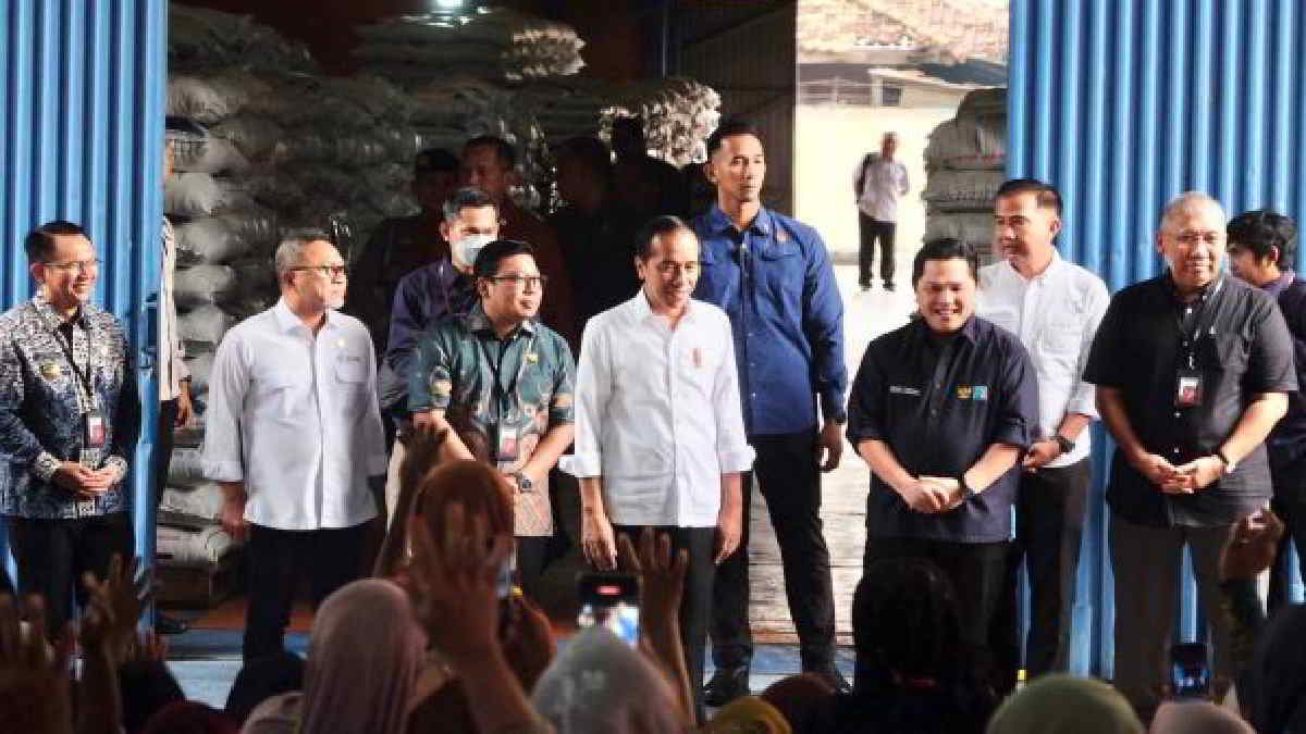 Presiden Joko Widodo, untuk melihat ketersediaan cadangan beras pemerintah di Gudang Bulog Cibitung, Bekasi, Jumat 16 Februari 2024