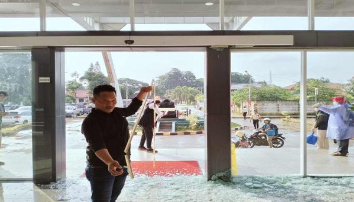 DUAR! Pintu Kaca Otomatis Gedung Teknis Bersama Kota Bekasi, Pecah