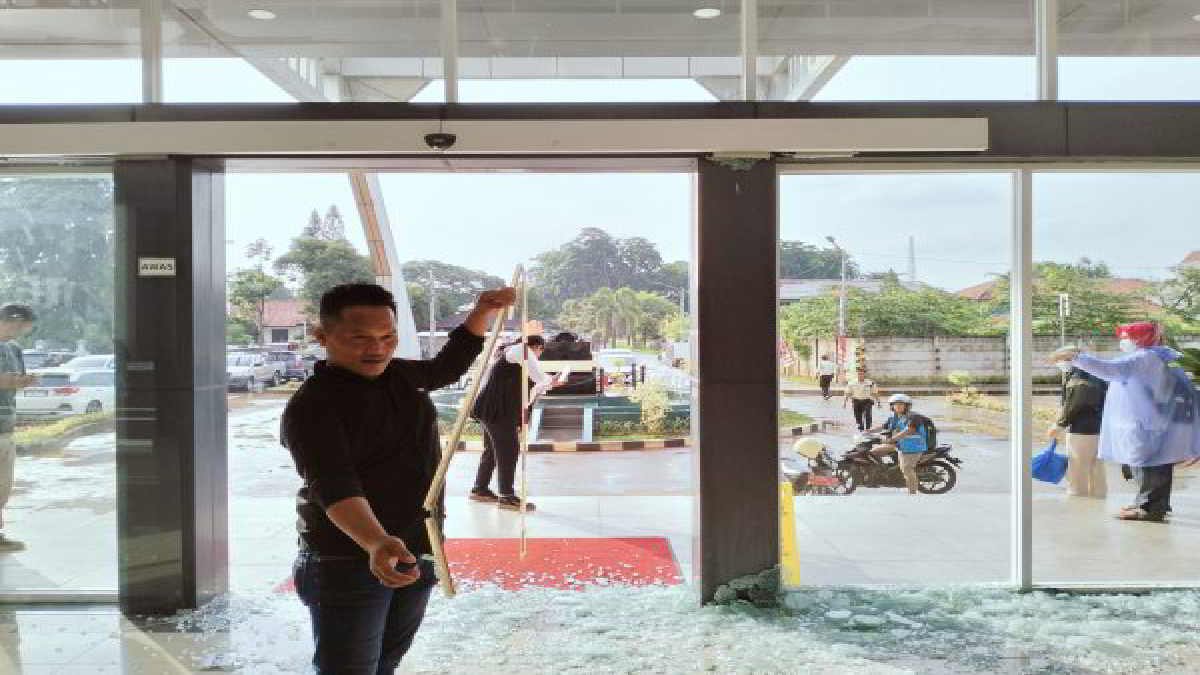 Pintu kaca geser otomatis di ruang utama gedung Teknis Bersama Kota Bekasi di Rawalumbu pecah tanpa sebab, tak ada korban dalam peristiwa tersebut, Rabu 28 Februari 2024