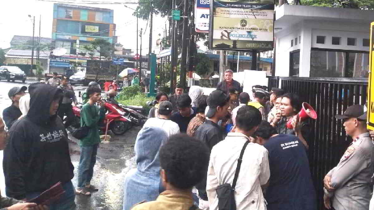 Sejumlah mahasiswa di Bekasi gelar aksi di Kejari, dugaan penyimpangan dalam Pengadaan Modal Mebel dan Perabot Ruang Kelas pada dinas pendidikan Kota Bekasi, Senin 5 Feb 2024
