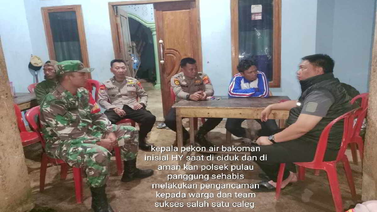 Aparat kepolisian dan TNI terlihat berkumpul saat menangkap Kakon Air Bakoman usai melakukan penganiayaan, Minggu 11 Februari 2024