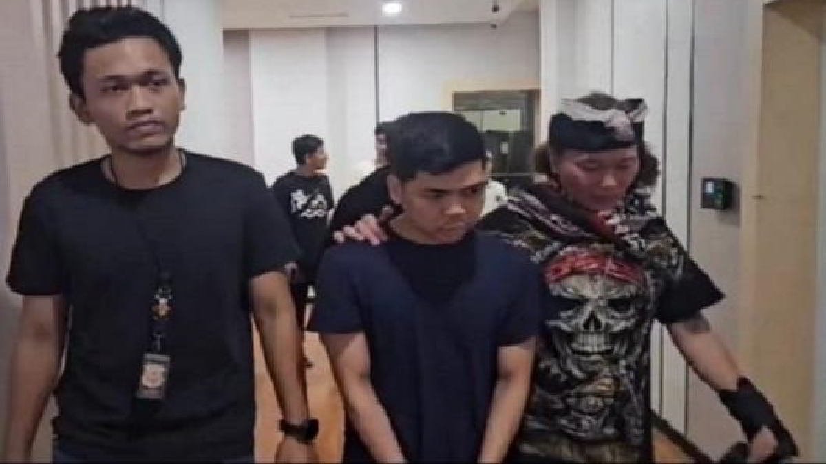 Penampakan YA pacar Tamara Tyasmara saat ditangkap polisi di wilayah Jakarta Timur terkait tewasnya Dante 6 tahun di kolam renang