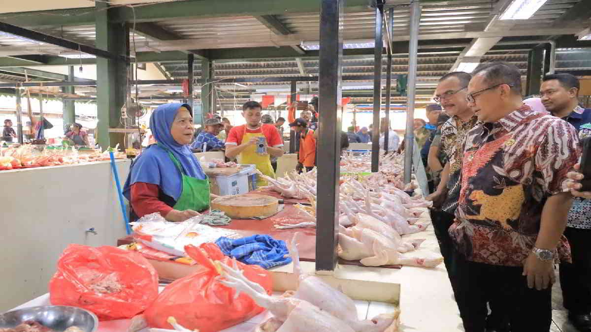 Pj Wali Bekasi R Gani Muhamad melakukan survey di beberapa titik pasar untuk memastikan harga sejumlah bahan pangan di wilayahnya, Kamis 22 Februari 2024