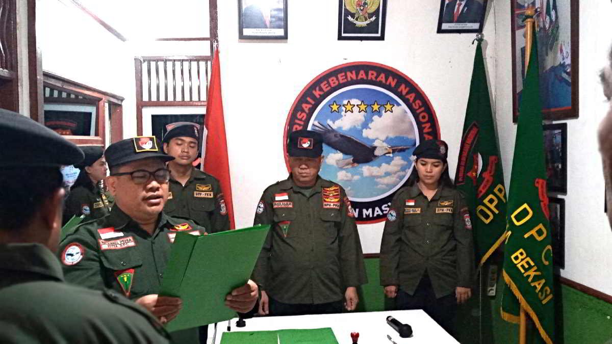 Natanel Purba Ketua DPC PKN Kota Bekasi saat membacakan susunan pengurus sebelum menerima mandat secara simbolis dari Ketua Umum DPP PKN Dikaios Kaleb Mangapul Sirait, Jumat 23 Februari 2024