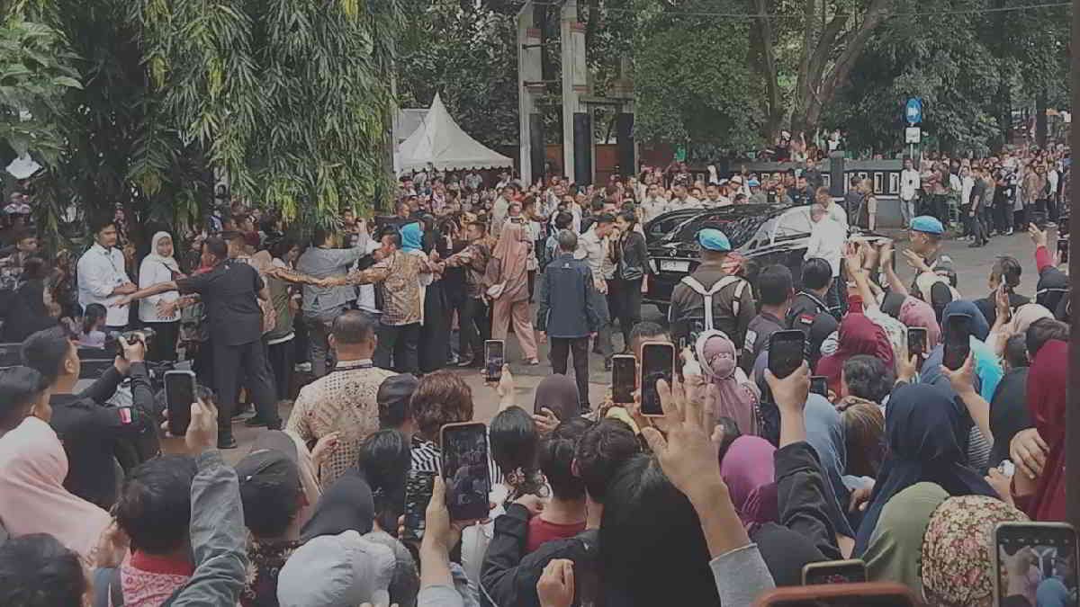 Presiden Jokowi bertemu dengan pelaku UMKM dan membagikan Sembako di Kota Bekasi, Jumat 16 Februari 2024