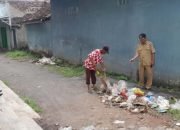 Pasca Viral, DLH Pringsewu Baru Bersihkan Sampah di Pasar Pagelaran