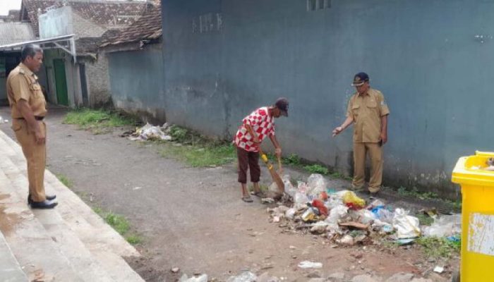 Pasca Viral, DLH Pringsewu Baru Bersihkan Sampah di Pasar Pagelaran