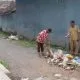 Petugas DLH Kabupaten Pringsewu, membersihkan sampah di pasar Pagelaran, usai viral di media sosial 7 Februari 2024