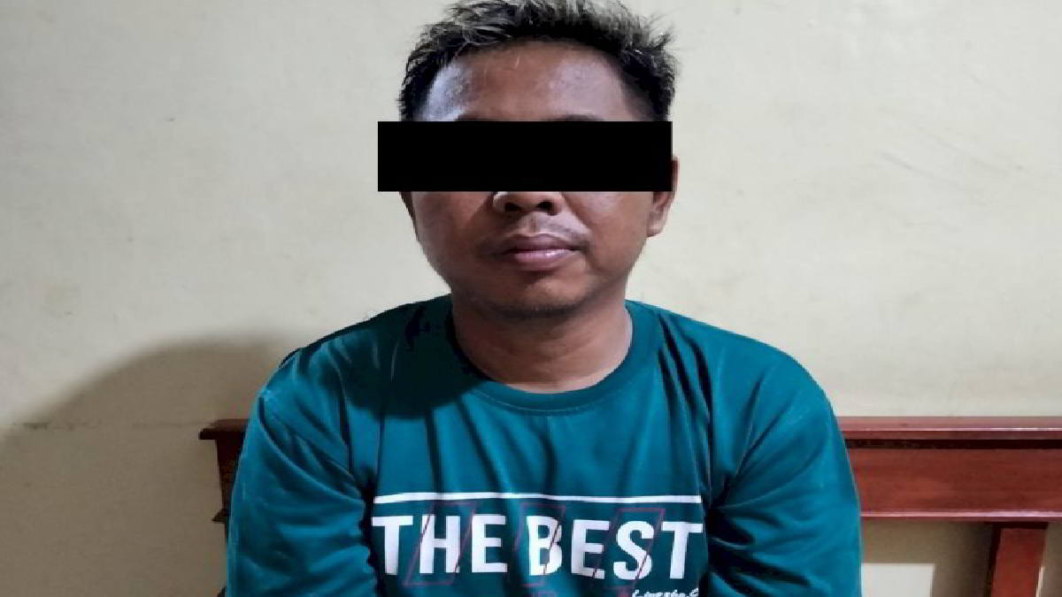 SGY (39) tak berdaya setelah ditangkap polisi. Ia ditangkap atas laporan kepemilikan senjata api jenis pistol oleh istri sendiri