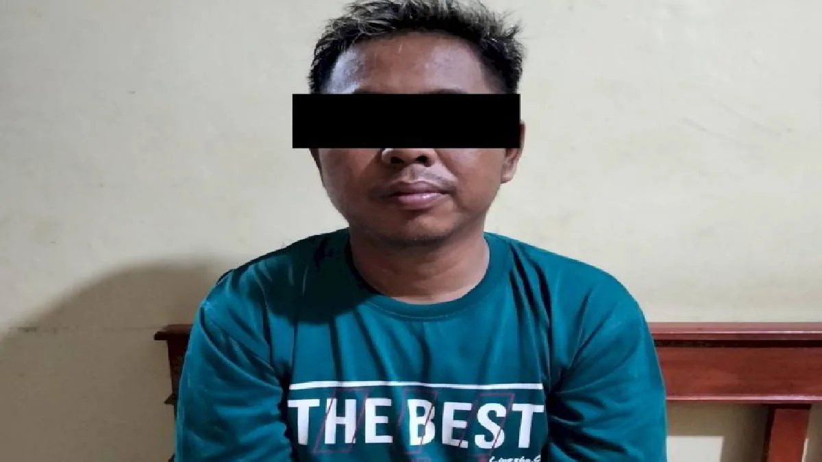 SGY (39) tak berdaya setelah ditangkap polisi. Ia ditangkap atas laporan kepemilikan senjata api jenis pistol oleh istri sendiri