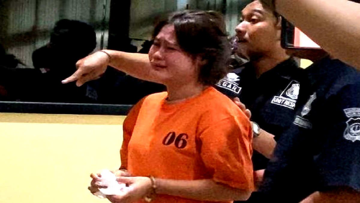 Tangis asisten rumah tangga (ART) muda asal Tanggamus, Lampung pecah dalam gelar konfrensi pers di Mapolres Metro Jakarta Selatan, pada Senin 4 Maret 2024