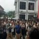 Puluhan pemuda mengatasnamakan diri Revolusi Pemuda Bekasi gelar aksi dengan membawa pakaian dalam ke Kantor Bawslu Kota Bekasi, Jumat 8 Maret 2024