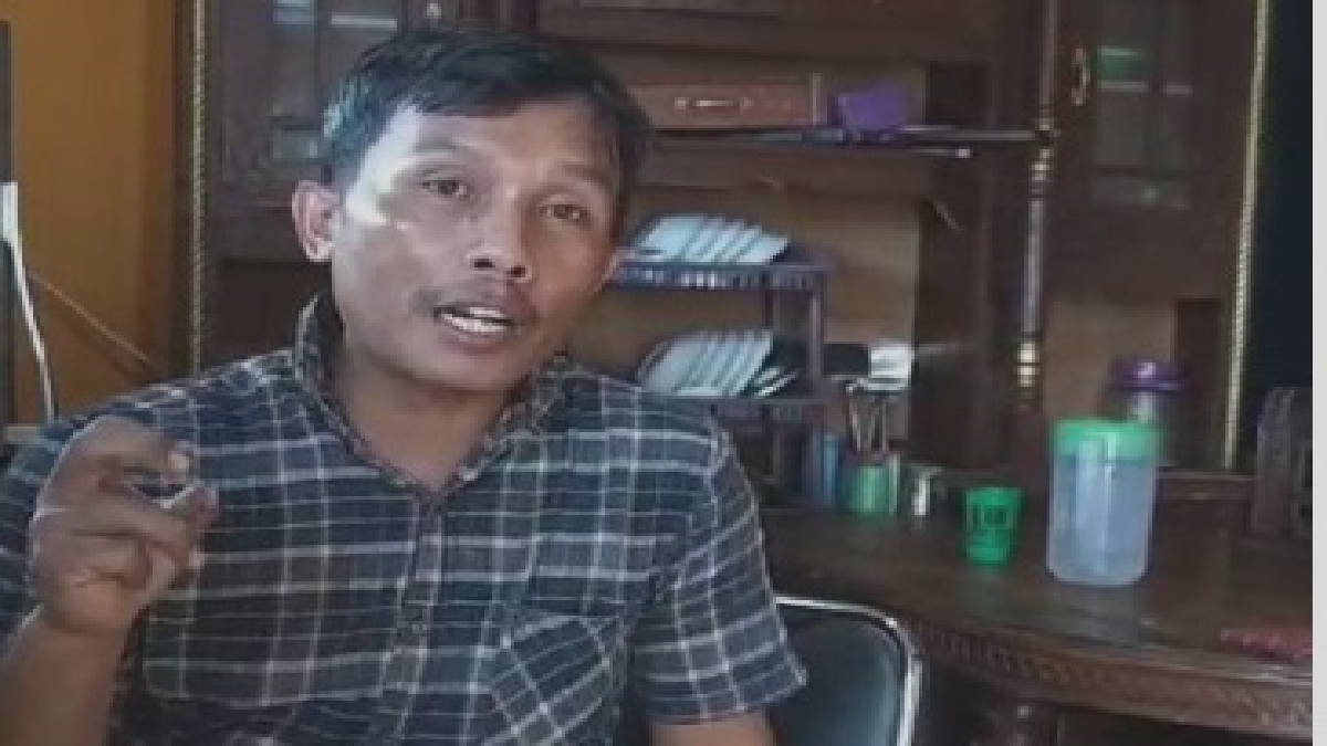 Dulah pemilik penggilingan padi dan produksi pakan ternak mandiri di rumahnya desa Pugung, Sekampung Udik, Lampung Timur - foto Kandar