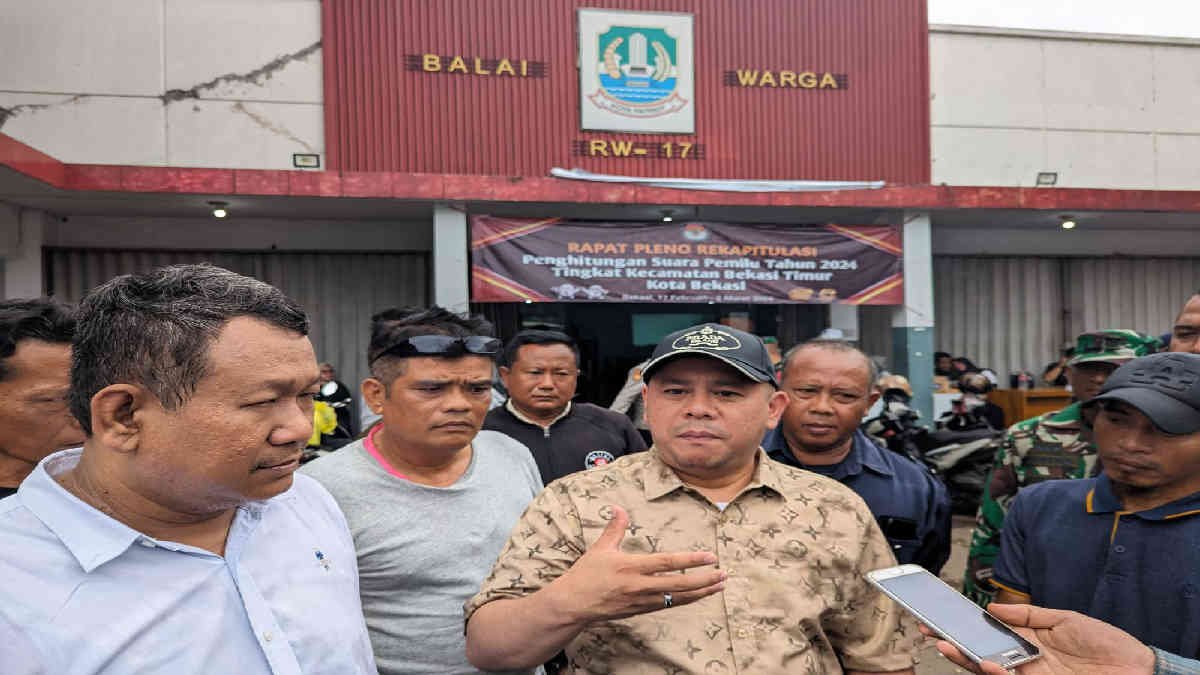 Faisal, SE, Ketua Komisi 1 DPRD Kota Bekasi saat melakukan Sidak di tempat Rekapitulasi suara Kecamatan Bekasi Timur, Minggu (03/03/24).