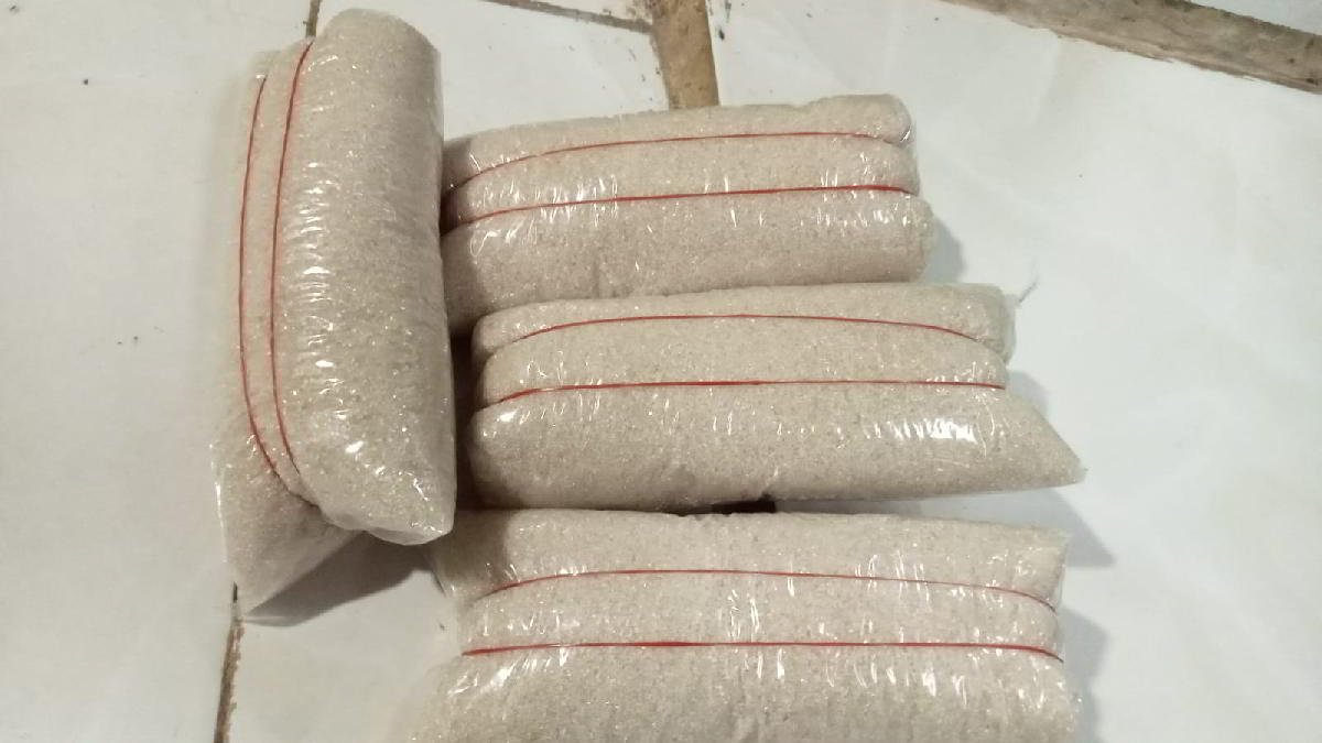 Jelang Idulfitri 1445 H sejumlah minimarket di Lampung Selatan membatasi pembelian gula pasir, hal lain harga mulai meroket terutama di toko sembako, Minggu 31 Maret 2024 - foto Wahid Toba