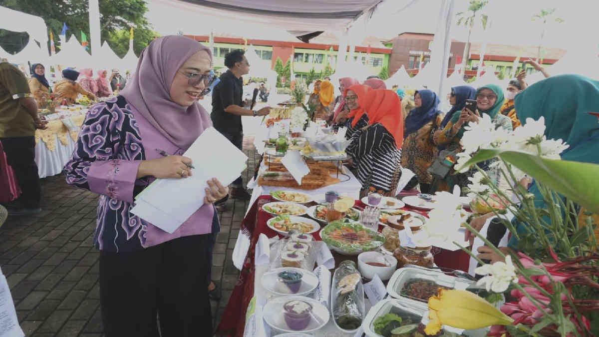 Pegawai Disdagprin Kota Bekasi saat di Plaza Bekasi