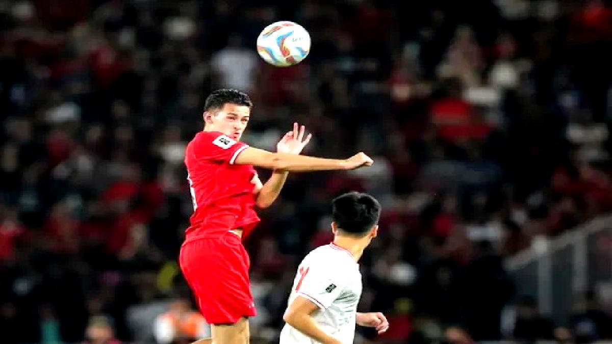 Justin Hubner, Pemain Timnas Indonesia, saat menanduk bola ketika menghadapi Vietnam dalam laga Grup F Kualifikasi Piala Dunia 2026 zona Asia di Stadion Utama Gelora Bung Karno, Kamis (21/3/2024).
