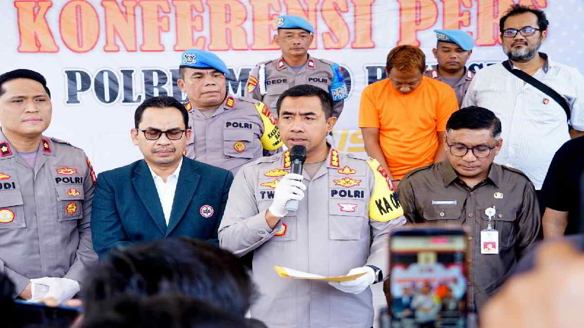Kombes Pol. Twedi Aditya Bennyahdi Kapolres Metro Bekasi saat memimpin konferensi pers di Lobby Mapolres Metro Bekasi. Selasa (19/3/2024).