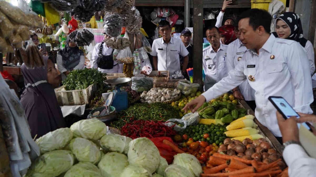 Pj Bupati Pringsewu, Marindo Setiawan saat giat monitoring di Pasar Gadingrejo dan Pasar Srinongko, pada Rabu 13 Maret 2024 - foto doc ist