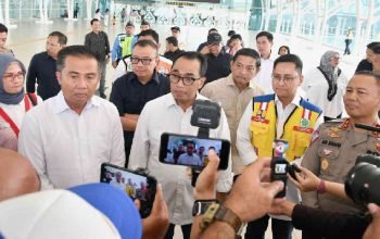 Menteri Perhubungan RI Budi Karya Sumadi dalam kunjungan kerja ke Bandara Internasional Jawa Barat (BIJB) Kertajati di Kabupaten Majalengka dan Simpang Susun Gate Tol Cisumdawu, Sabtu (9/3/2024)