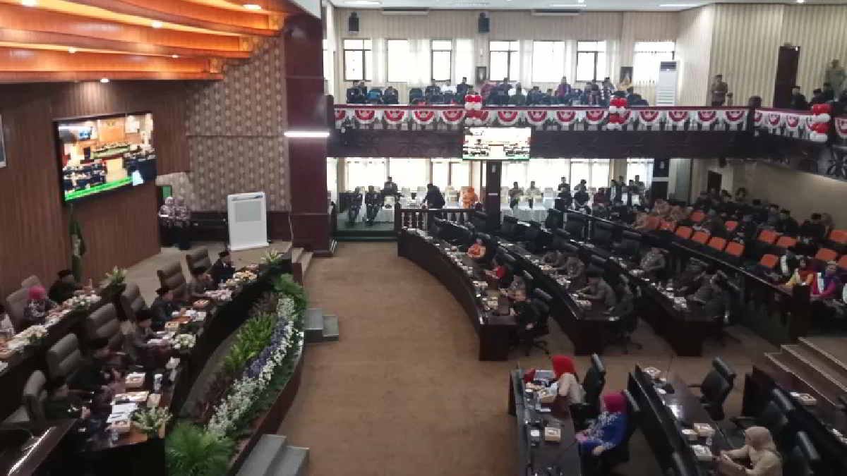 Suasana Paripurna peringatan HUT ke-27 Kota Bekasi di gedung DPRD Kota Bekasi, Minggu 10 Maret 2024