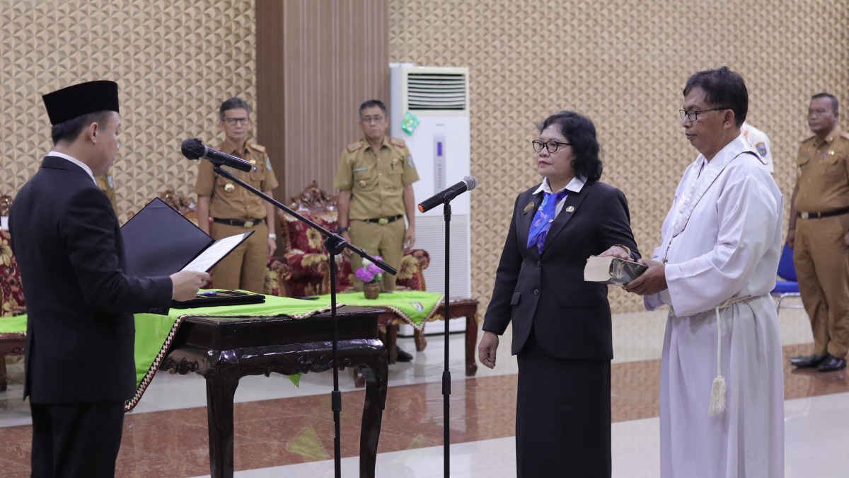 Pj Bupati Marindo melantik Sudarsih sebagai Kadisdukcapil Pringsewu hasil dari proses seleksi terbuka JPTP 2023, Selasa 26 Maret 2024 - foto doc ist .