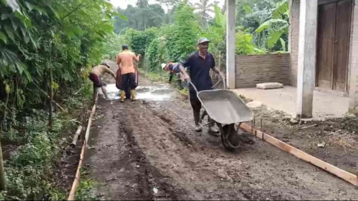 Kepala Pekon Kutadalom, Tri Eka Saputra menyampaikan untuk ketahanan pangan tahun ini Dana Desa dibangun untuk Jalan Usaha Tani