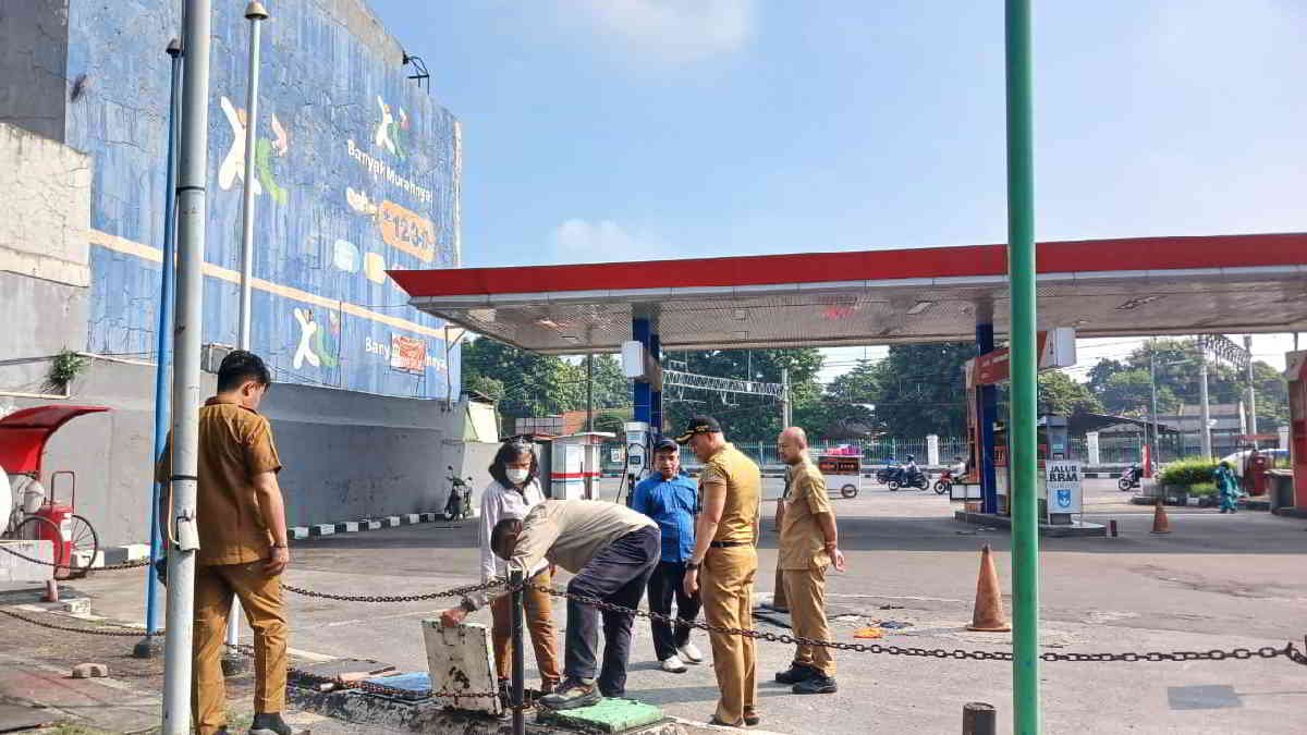 Pemkot Bekasi menindaklanjuti adanya pemberitaan di medsos dan media online terkait adanya dugaan bensin tercampur dengan Air di SPBU 34.17106 di Jl. Ir. H. Juanda Kota Bekasi (Bulan-bulan) pada Senin 25 Maret 2024.