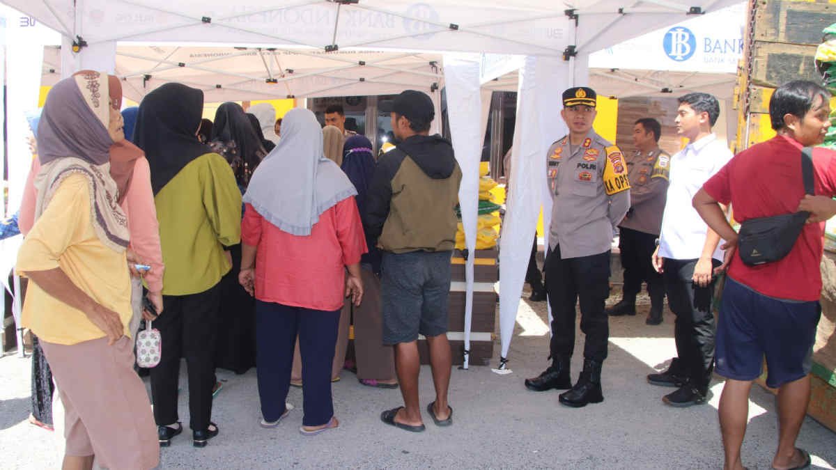 Warga antusias membeli beras bulog pada pasar murah yang digelar di halaman Mapolres Pringsewu, pada Selasa 19 Maret 2024 - foto doc ist