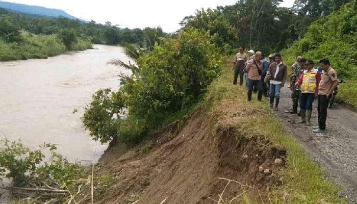 Bantaran Way Semaka di Pekon Tulung Asahan Terkikis, Jalur Utama Warga Terancam