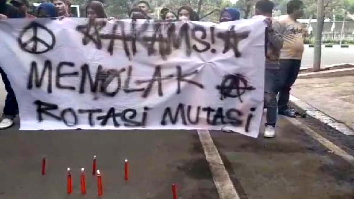 Puluhan pemuda mengatasnama diri AKAMSI gelar aksi di Pemkot Bekasi, menolak wacana mutasi rotasi yang digelontorkan Pj Wali Kota Gani Muhamad, Rabu 13 Maret 2024