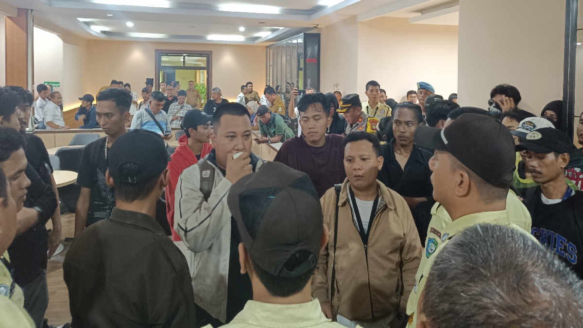 Puluhan mahasiswa merangsek ke dalam Kantor Pemerintahan Kota Bekasi menuntut Koma Junkyard ditutup, Senin 4 Maret 2024
