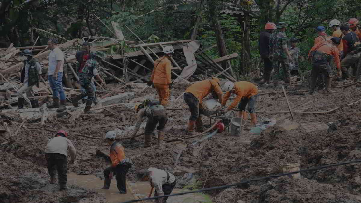 Pj Gubernur Jawa Barat Bey Machmudin Meninjau Bencana Banjir Bandang dan Longsor di Desa Cibenda, Kecamatan Cipongkor, Kabupaten Bandung Barat. Selasa (26/3/2024)