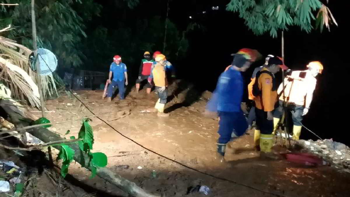 BPBD Kabupaten Bogor melakukan penanganan dan pembersihan rumah warga terdampak banjir dan longsor di Kabupaten Bogor, Jawa Barat, pada Mnggu (24/3).