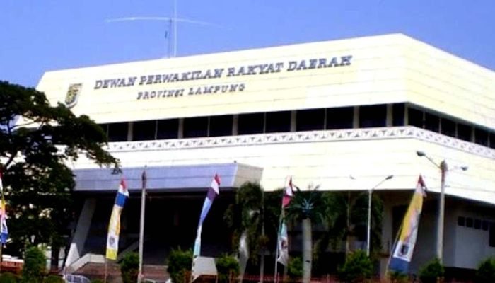 DPRD Lampung Lantik Dua Anggota PAW Abdul Aziz dan Imelda