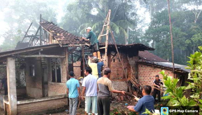 Diduga Akibat Korsleting Listrik Rumah Warga Desa Bungkuk Lampung Timur Terbakar