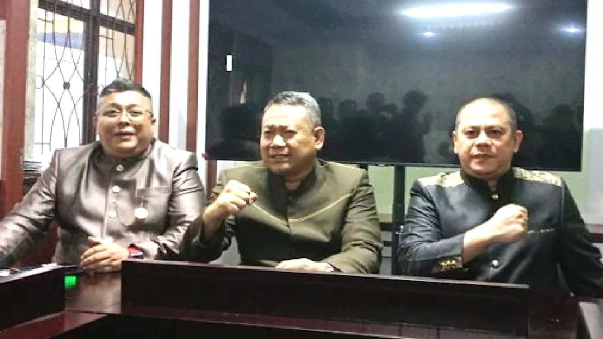 Ketua Komisi I Faisal (kanan) bersama Sekretaris dan anggota memberi keterangan pers terkait isu mutasi di lingkungan Pemkot Bekasi, usai paripurna HUT ke-27 Kota Bekasi Minggu 10 Maret 2024