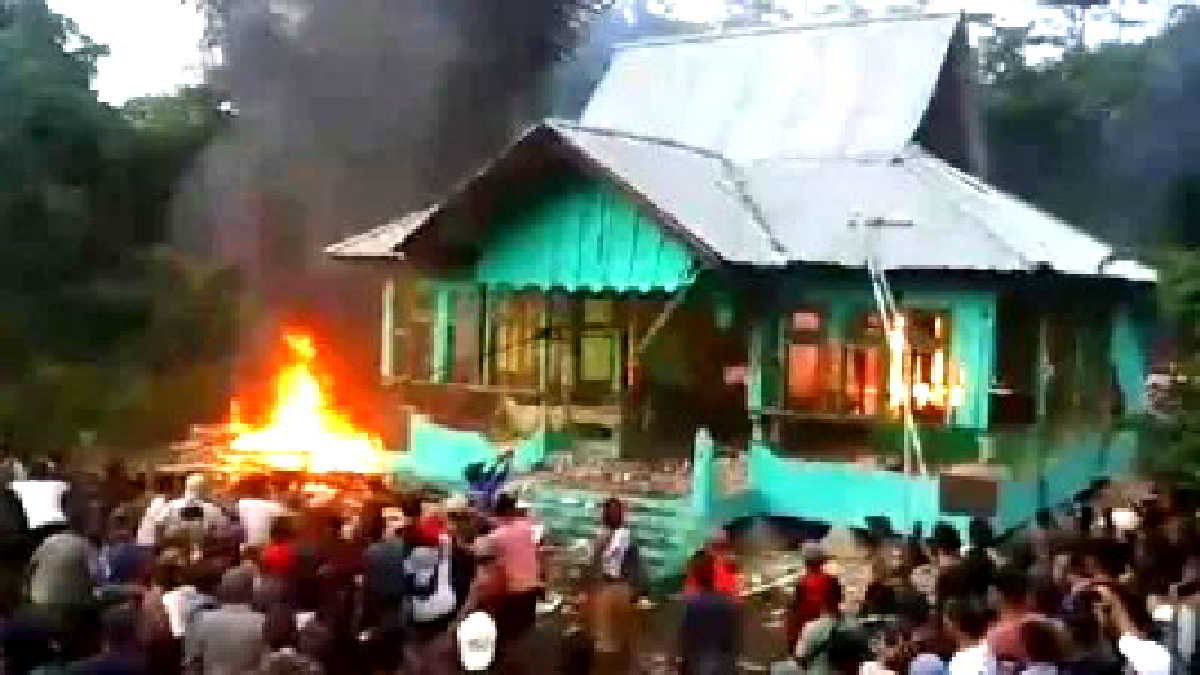 Massa emosi dengan kejadian harimau terkam manusia berulang-ulang dan meresahkan membakar kantor Polhut TNBBS resort Suoh, Senin 11 Maret 2024 - foto ist.