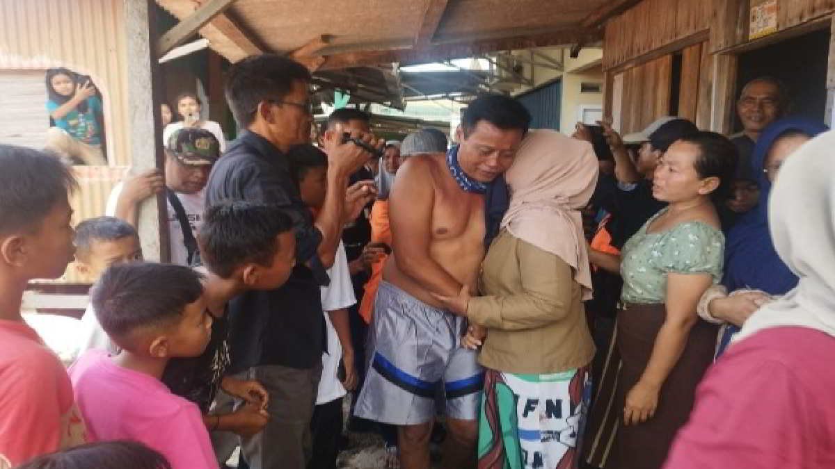 Keluarga menyambut dua nelayan yang selamat menyambut haru, setelah dievakuasi Ralat, korban di Pelelangan Ikan Muara Pilu, Bakauheni, Minggu, 17 Maret 2024