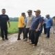 Pj Bupati Pringsewu Marindo meninjau jalan rusak di wilayah kecamatan Ambarawa dan Banyumas, Minggu (17/3/2024) - foto doc Ist