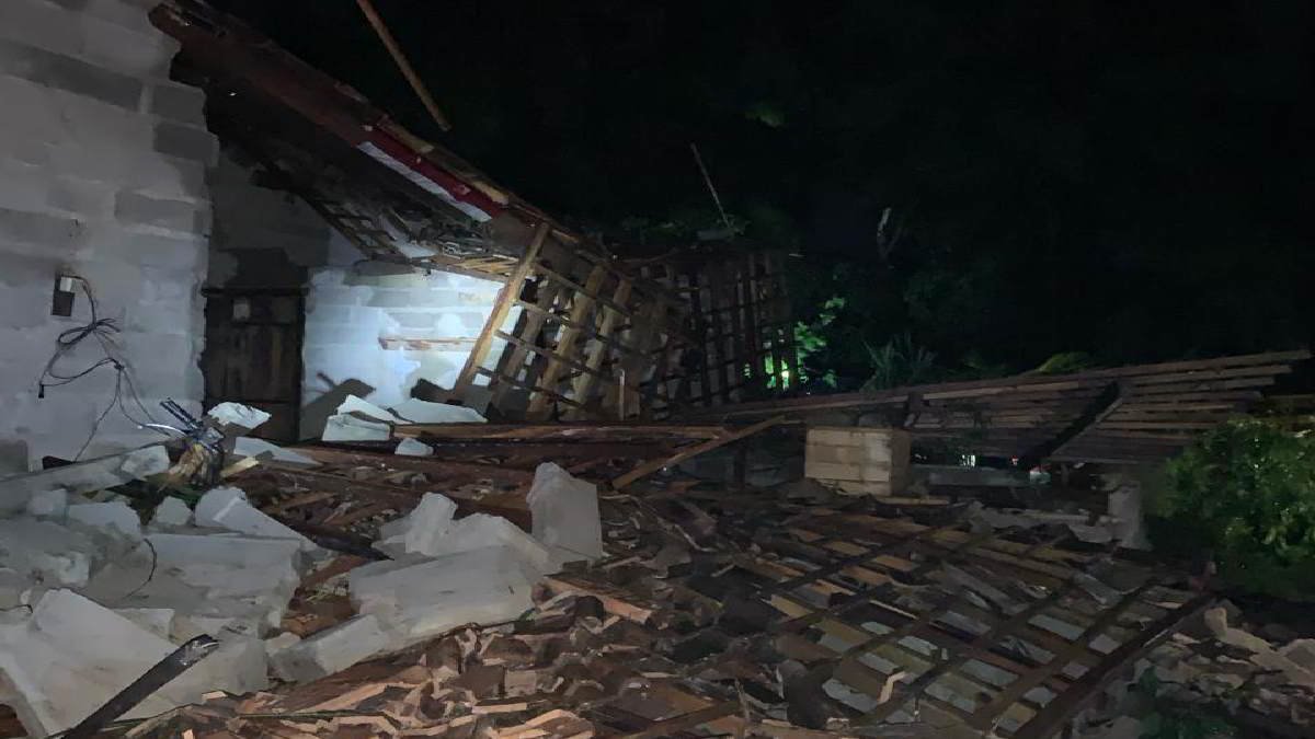 5 rumah warga roboh dan ratusan rusak di dua desa kecamatan Jabung, Lampung Timur karena diterjang angin puting beliung pada Sabtu 2 Maret 2024 sore