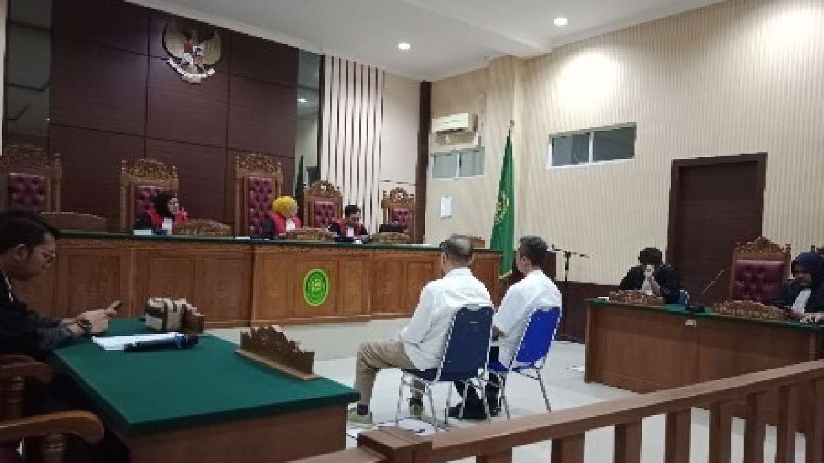 Terdakwa Bayu Wicaksono dan Siswanto saat mendengarkan putusan oleh majelis hakim PN Tanjungpinang, Kamis (28/03).