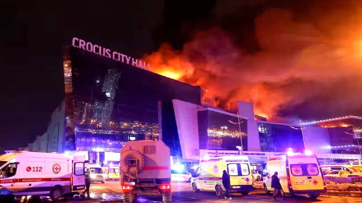 Kawanan teroris menyerang gedung pertunjukan Crocus City Hall di kota Moskow, Rusia, dan membakar tempat konser musik tersebut./Tass