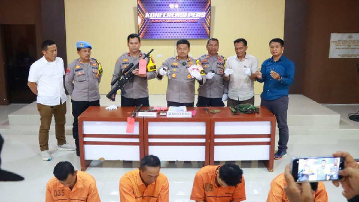 Ungkap Kasus: Kapolres Lampung Timur AKBP M Rizal Muchtar saat memberi keterangan pers pengungkapan peredaran uang palsu dengan tersangka pecatan TNI AL, selasa 26 Maret 2024 - foto doc ist