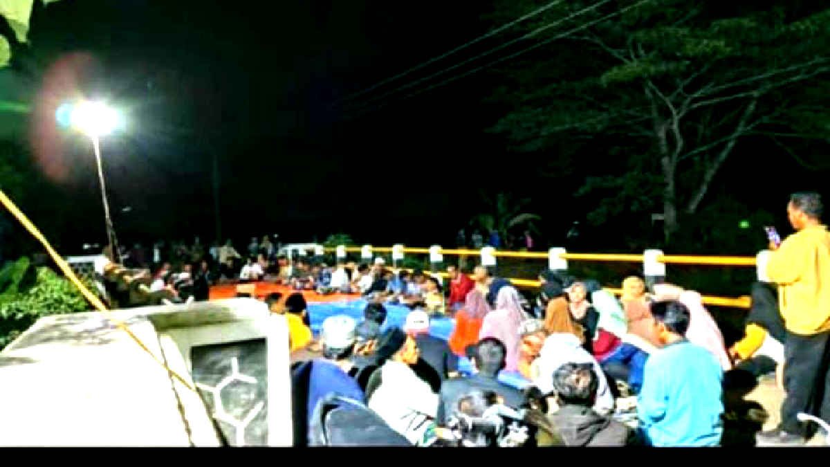 Keluarga remaja yang hanyut tenggelam di Sungai Way Galih, Desa Sidoasri, Candipuro, Lampung Selatan gelar doa bersama berharap korban segera ditemukan, Senin (4/3/2024) malam.