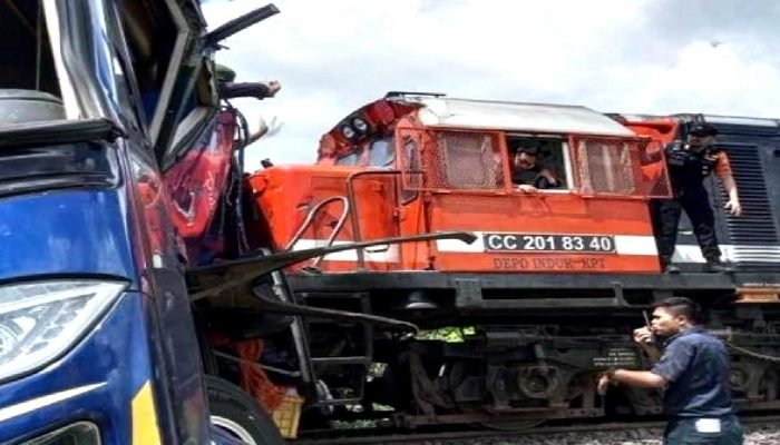 4 Penumpang Bus Putra Sulung Tewas Usai Tertabrak Kereta di Perlintasan Tanpa Palang Pintu Martapura