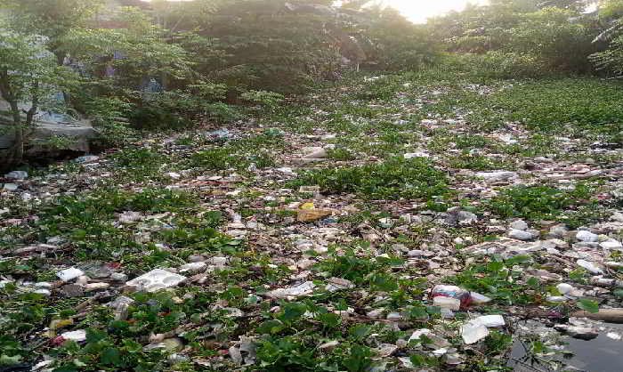 Hamparan sampah sepanjang mata memandang menutupi saluran Irigasi Sekunder Serengseng Hilir kali Cikarang Hilir, di wilayah Kabupaten Bekasi, Jawa Barat.- foto doc ist