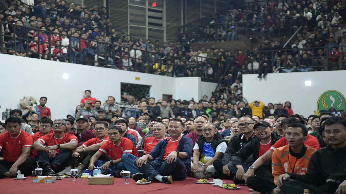 Penjabat Gubernur Jawa Barat Bey Machmudin mengikuti Nonton Bareng Timnas Indonesia Vs Uzbekistan pada Semifinal Piala Asia U-23 di Gor Saparua, Kota Bandung, Senin (29/4/2024).(Foto: Angga/Biro Adpim Jabar)