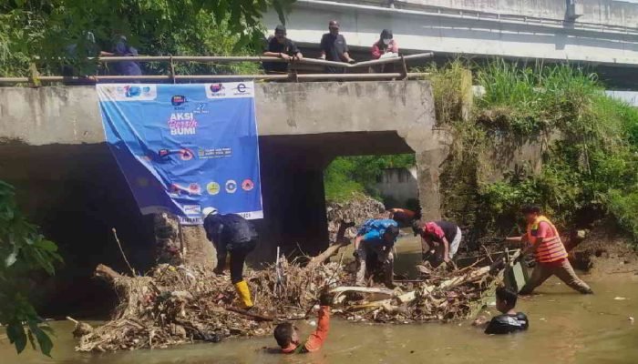 Hari Bumi 2024, WCD Bekasi Giat Aksi Bersih Sampah di Kali Sadang