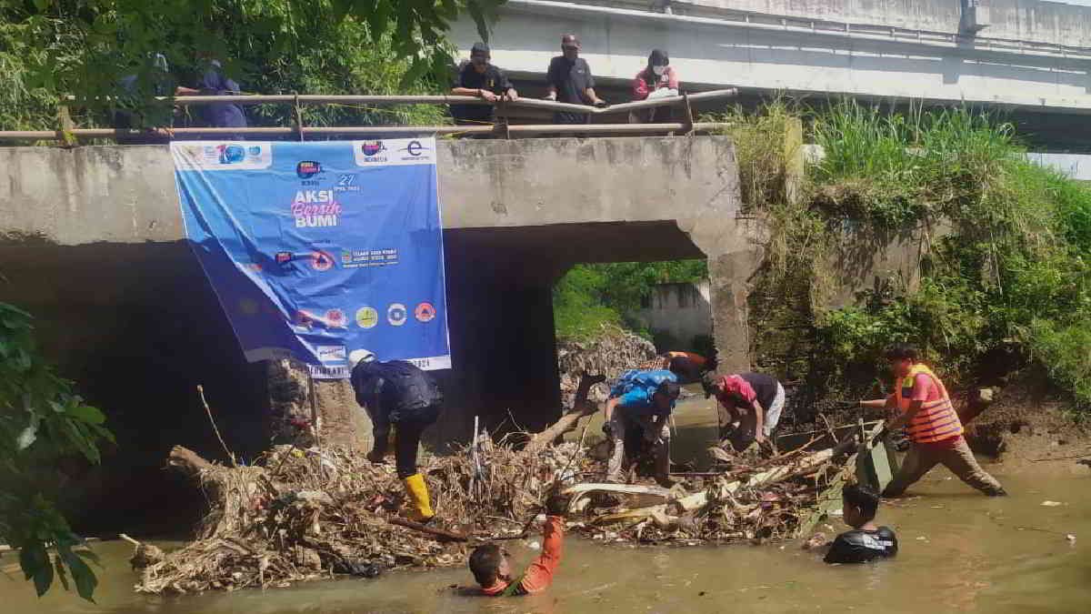Sejumlah komunitas pegiatan lingkungan dan aparatur Kelurahan Telaga Asih, menggelar giat aksi bersih-bersih sampah di kali Sadang wilayah Cibitung, Kabupaten Bekasi, Jawa Barat, Sabtu 27 April 2024.